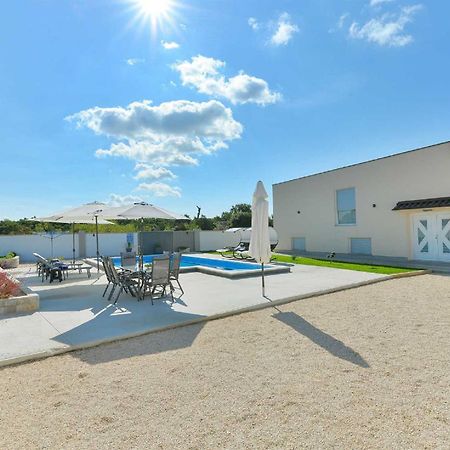 Villa Miranda With Pool Затон Екстериор снимка