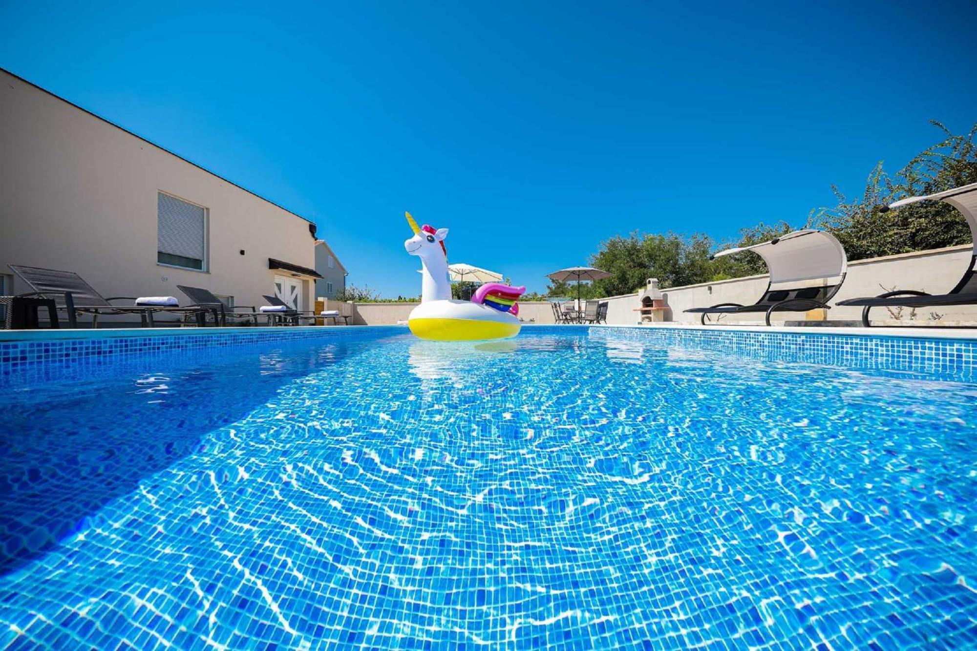 Villa Miranda With Pool Затон Екстериор снимка
