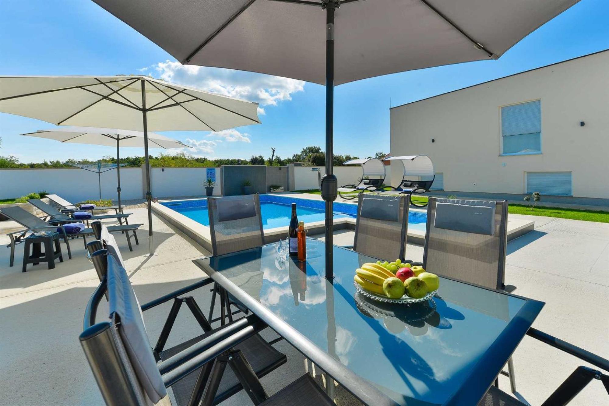 Villa Miranda With Pool Затон Екстериор снимка