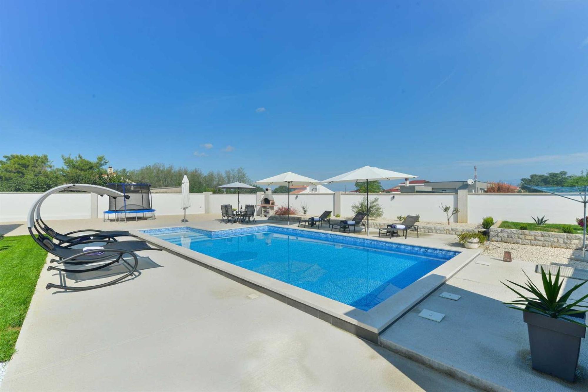 Villa Miranda With Pool Затон Екстериор снимка
