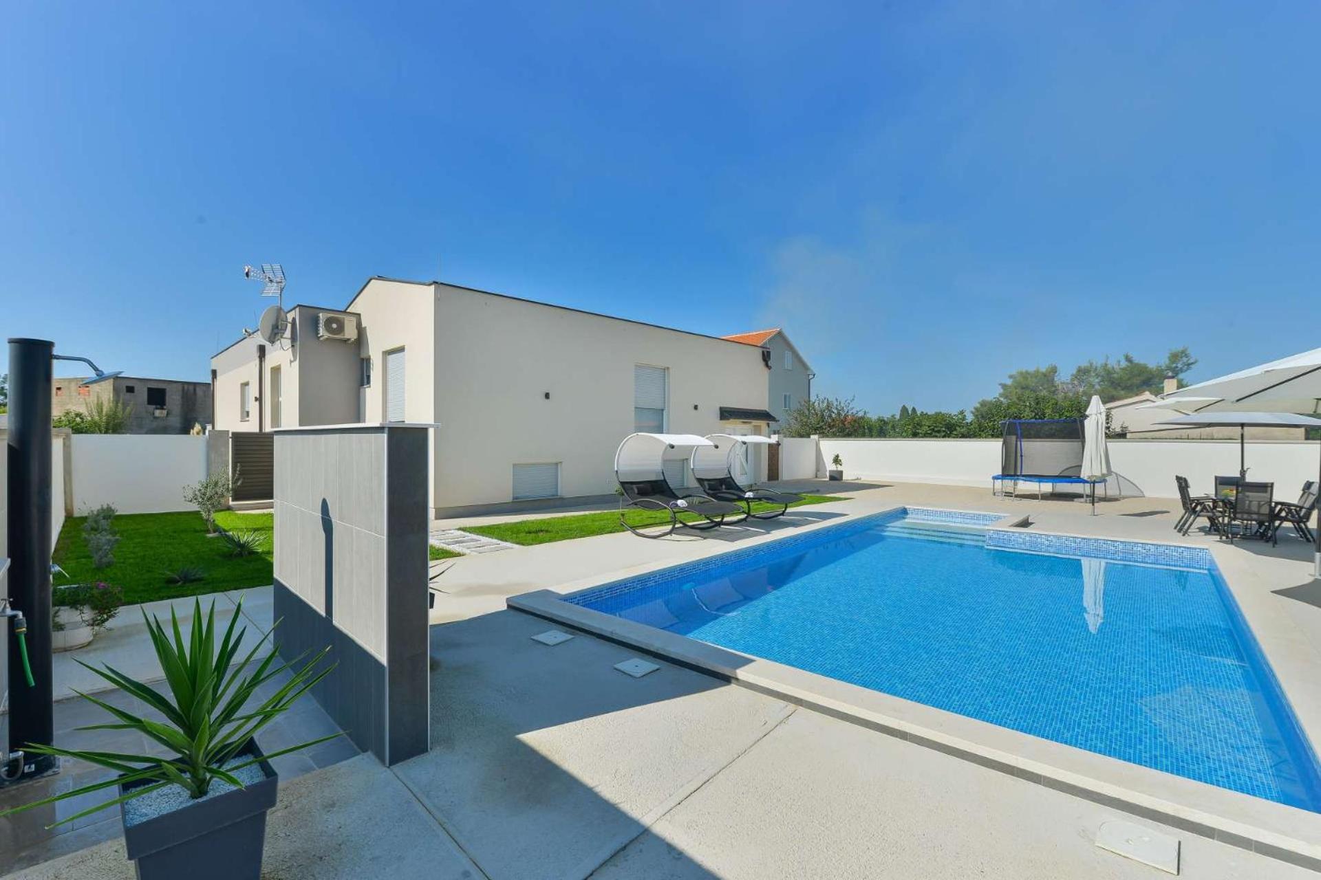 Villa Miranda With Pool Затон Екстериор снимка