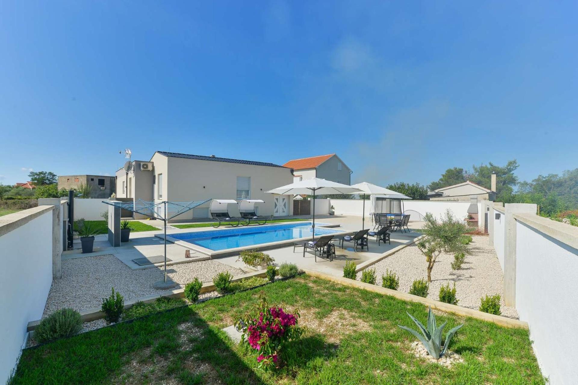 Villa Miranda With Pool Затон Екстериор снимка